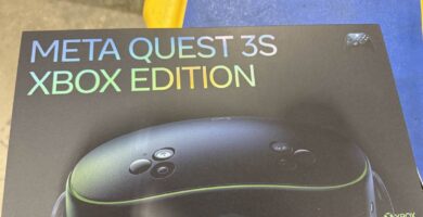 Packaging of Meta Quest 3S Xbox Edition featuring black and green headset and Xbox controller