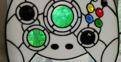 Stained glass artwork of Xbox's original Duke controller created by Reddit user Cellocalypsedown